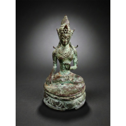 Tārā sur un trône de lotus en bronze