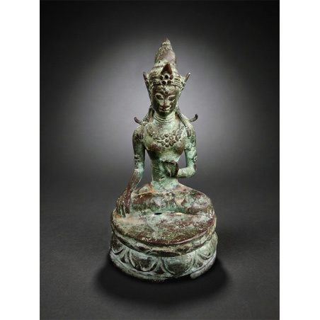 Tārā sur un trône de lotus en bronze