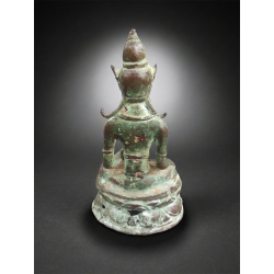 Tārā sur un trône de lotus en bronze