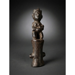 Rare pipe à eau aristocratique Luba, femme et enfant · Shyu Gallery