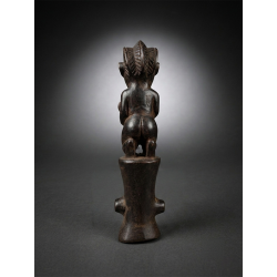 Rare pipe à eau aristocratique Luba, femme et enfant · Shyu Gallery